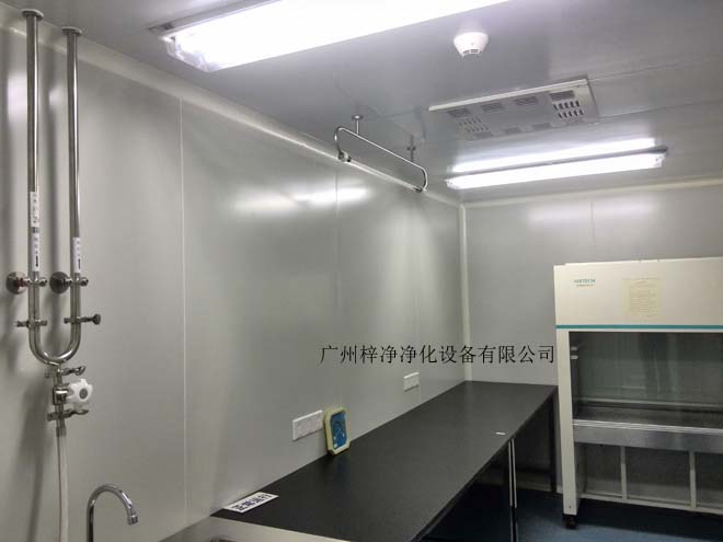 建造和使用潔凈室能有效減少室內(nèi)誘入、產(chǎn)生及滯留粒子。