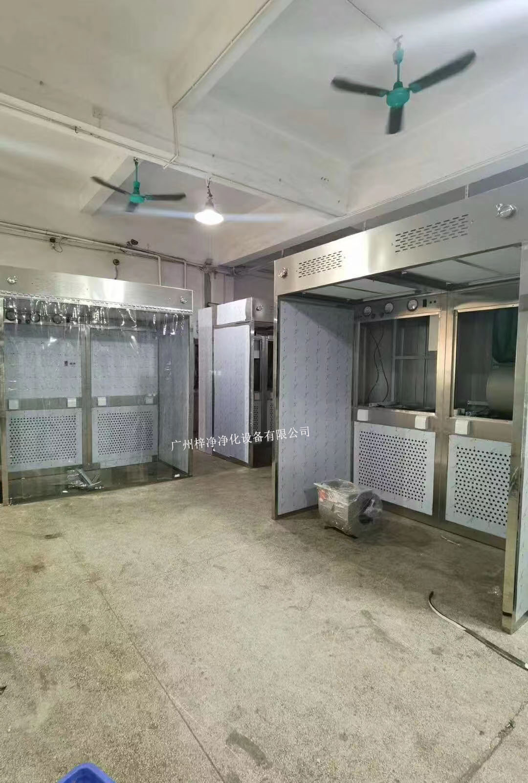 負(fù)壓稱(chēng)量室設(shè)備由工作區(qū)、回風(fēng)箱體、風(fēng)機(jī)箱體、出風(fēng)箱體及外箱體幾大部分拼裝而成。