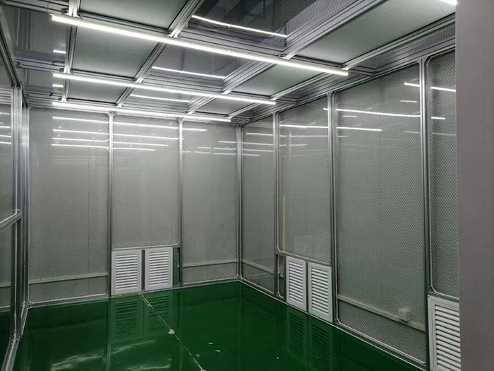 選擇百級無塵潔凈棚還是千級無塵潔凈棚，應根據具體的生產需求、產品要求和預算來決定。